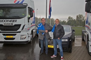 Een prachtig gebaar bij VDL, de nieuwe hoofdsponsor bedankt Edwin van Leeuwen voor zijn steun aan de Maassluise club in de afgelopen 8 jaar.