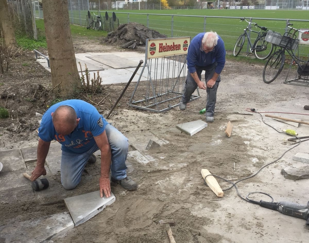 Onze vrijwilligers bouwen een prachtige entree bij sportpark VDL