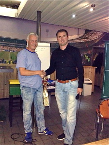 James van der Kraan feliciteert jeugdvoorzitter Marco van Buuren met zijn uitverkiezing.