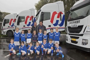 Ted Dekker van Biesheuvel Sport  (l. naast sponsor Marco de Groot) kleedde zaterdag dit team aan