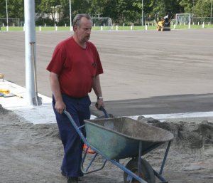 JAN BORST IN BETERE DAGEN WERKEND AAN HET COMPLEX VAN VDL