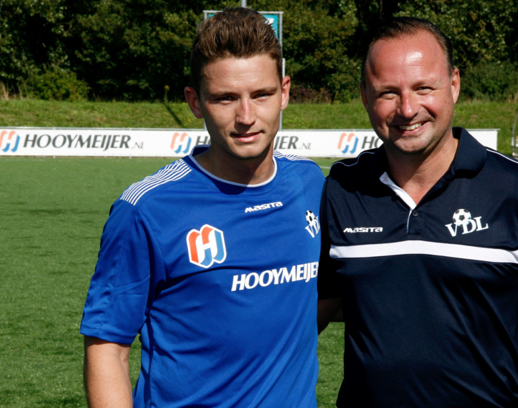 Rodney Remmerswaal krijgt de complimenten van coach Arwin voor het presteren onder moeilijke omstandigheden