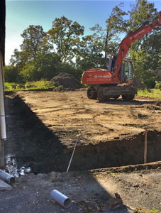 Het afgraven van de grond voor de nieuwbouw van kleedkamers