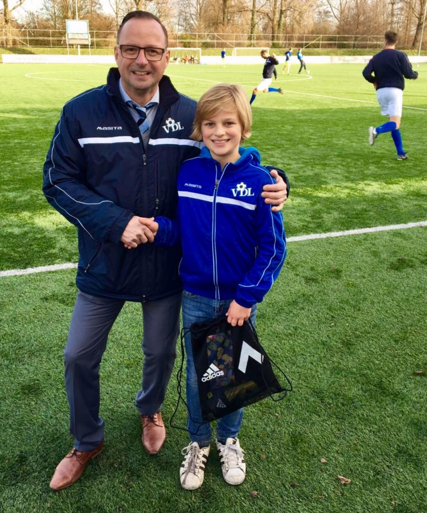 Trainer Arwin Verburgh is trots op zo'n jeugdige vrijwilliger, die nu al een echte clubman is bij VDL