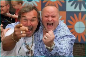 Leo Twin, rechts, gaat de boel aan elkaar zingen