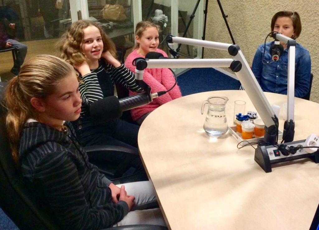 Als jonge profs geven de meiden van VDL een persconferentie bij de radio vanavond