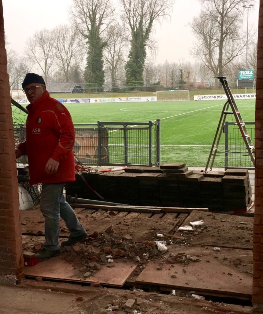 Siet van Altena gaat als eerste supporter én vrijwilliger bij VDL door de nieuwe poort naar het hoofdveld