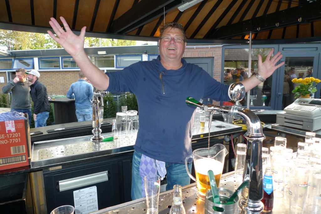 Barman en vrijwilliger Frank van Dijk, horeca binnen en buiten de lijnen op deze dag
