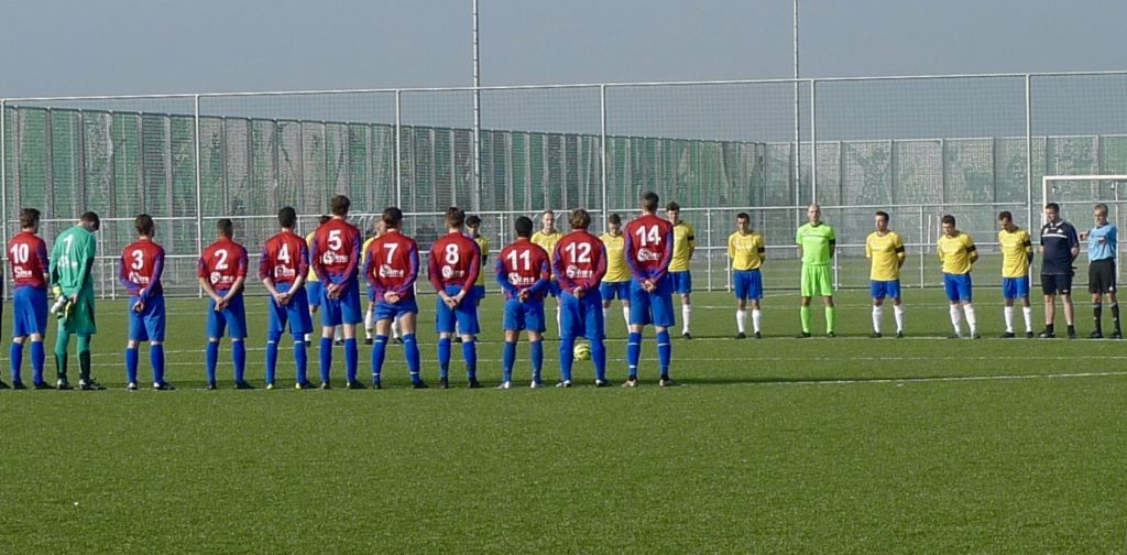 VDL in het (verplichte) geel  houdt samen met de thuisclub een minuut stilte