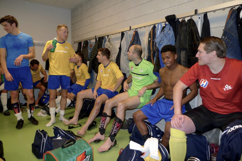 Voldaan na de 2-5 zege genieten de mannen van VDL in de kleedkamer