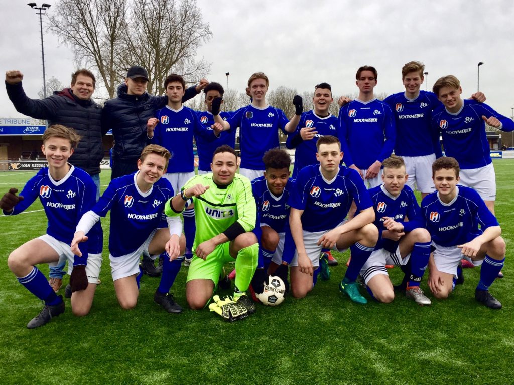 Het elftal van B1, Jo-O17: Staand vlnr: Coach Martin, Ryan van Meeteren, Bunyamin, Giandro, Marc, Mirac, Mathijs, Tom, Cody. Zittend vlnr: Ryan, Siebe, Yvare, Levino, Lorenzo, Sil en Jordi. (Tristan ontbreekt vanwege blessure)
