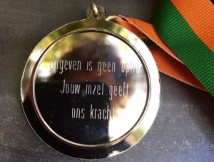 kijk naar de tekst op de medaille