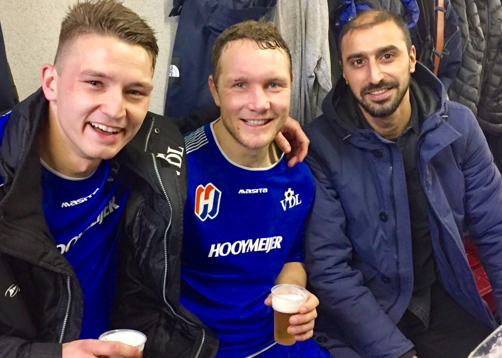 Mustafa (r.), Fred (m.) en Rodney vieren de aanstaande uitbreiding van de Kaya's. 