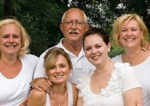 Opa Alex Velleman, in het midden, van wie de 4 dochters en kleine Roel vrijdag afscheid namen.