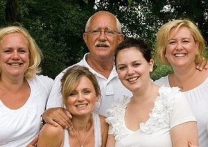 Opa Alex Velleman, in het midden, van wie de 4 dochters en kleine Roel vrijdag afscheid namen.