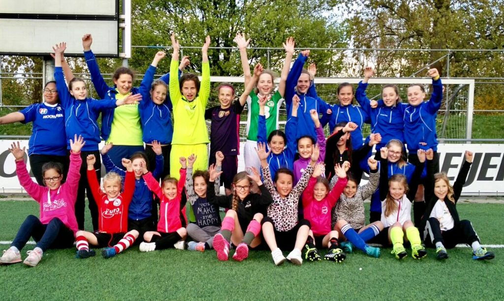 Wat een feest voor al deze meiden bij de kennismaking met voetbal bij VDL!