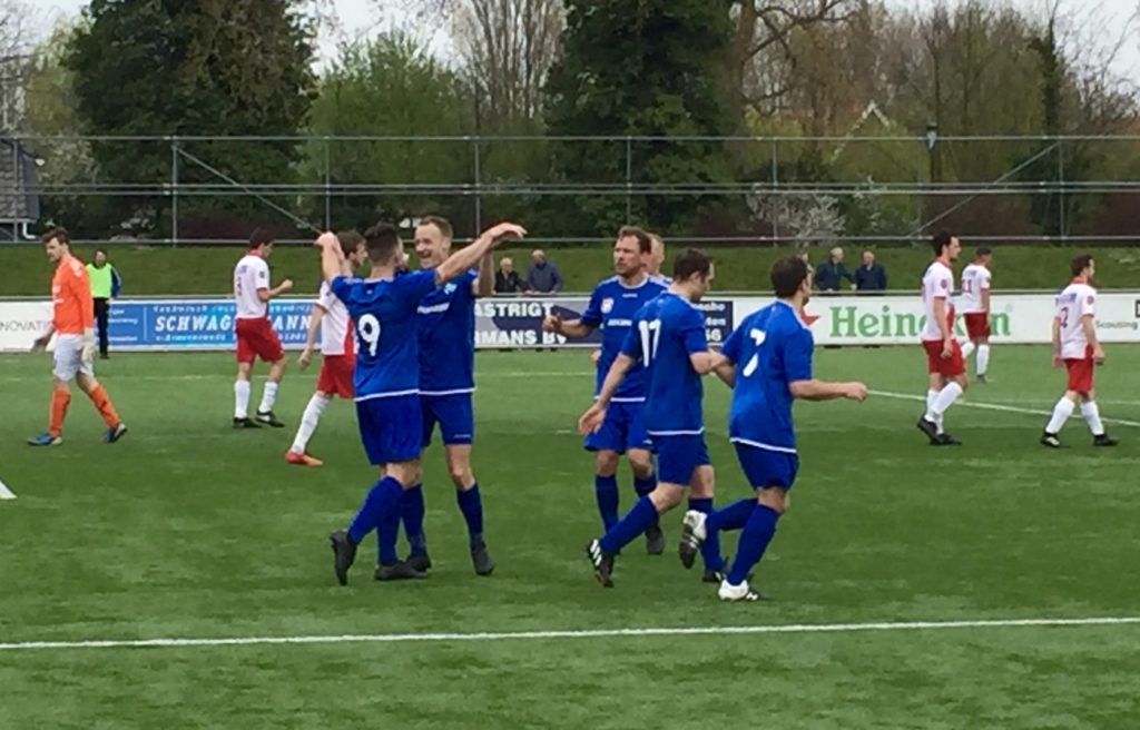De spelers van VDL 1 vieren feest na de eerste goal van Rodney