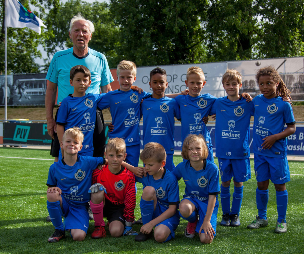 Henk met de jeugd van het door hem gesponsorde Club Brugge