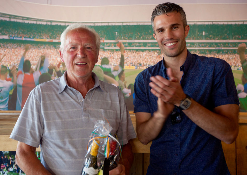 Robin van Persie applaudisseert voor Henk de Boer bij zijn afscheid als scheidsrechter