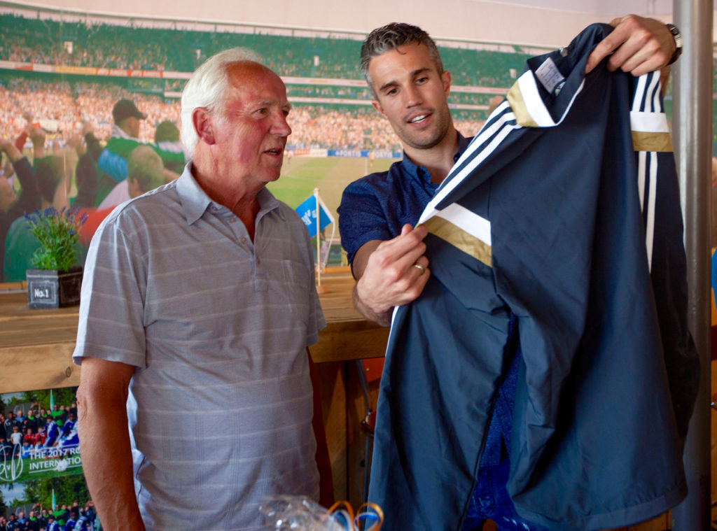 Henk krijgt van Robin het trainingspak van Dick Advocaat, die het hele jaar trainer was van de spits bij Fenerbahce