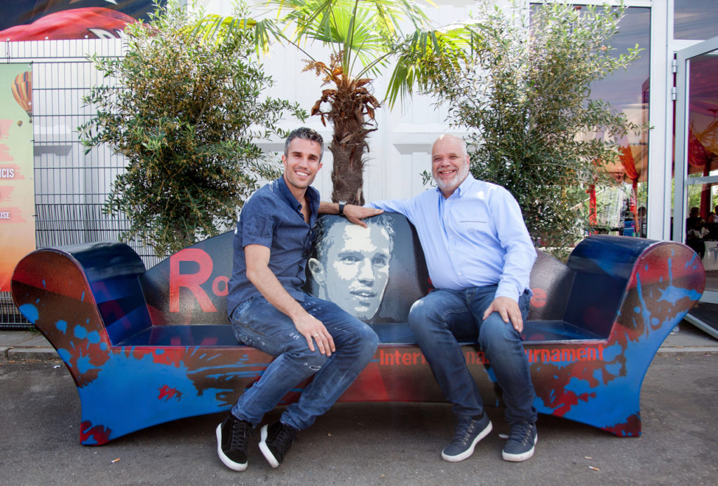 Peter Bruinsma (r.) en Robin van Persie samen op de unieke bank, die aan VDL is geschonken