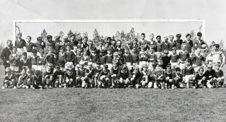 Groepsfoto van de VDL jeugd en leiders uit de 60 er jaren 768x416