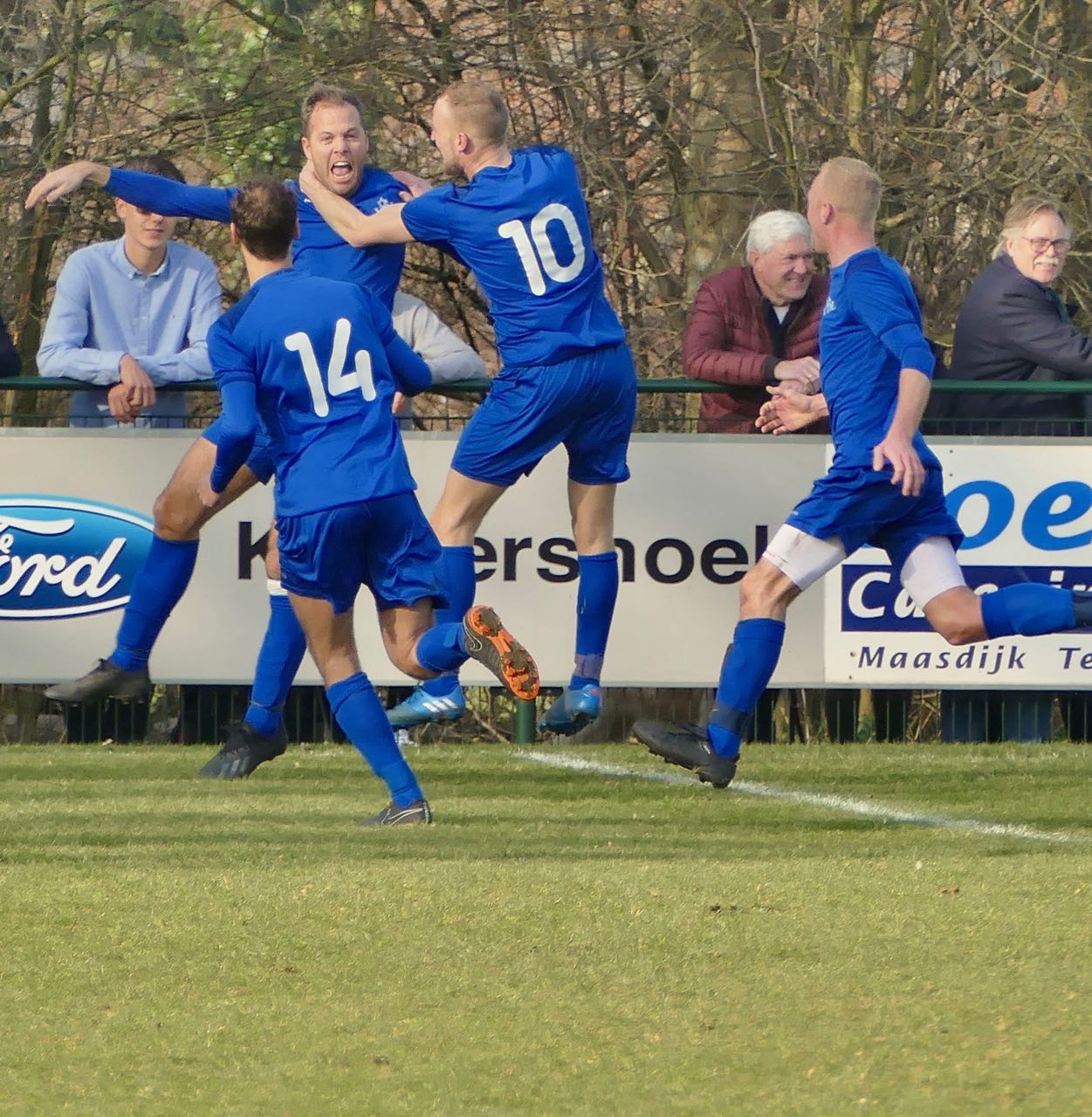 DE VLAGGENSTOK DIE EEN FRIKANDEL WERD, ÉÉN GOAL DIE NIET GENOEG WAS EN DE PRACHTIGE SFEERACTIE VAN DE BLUE WHITE ARMY - KRONIEK VAN EEN DERBY